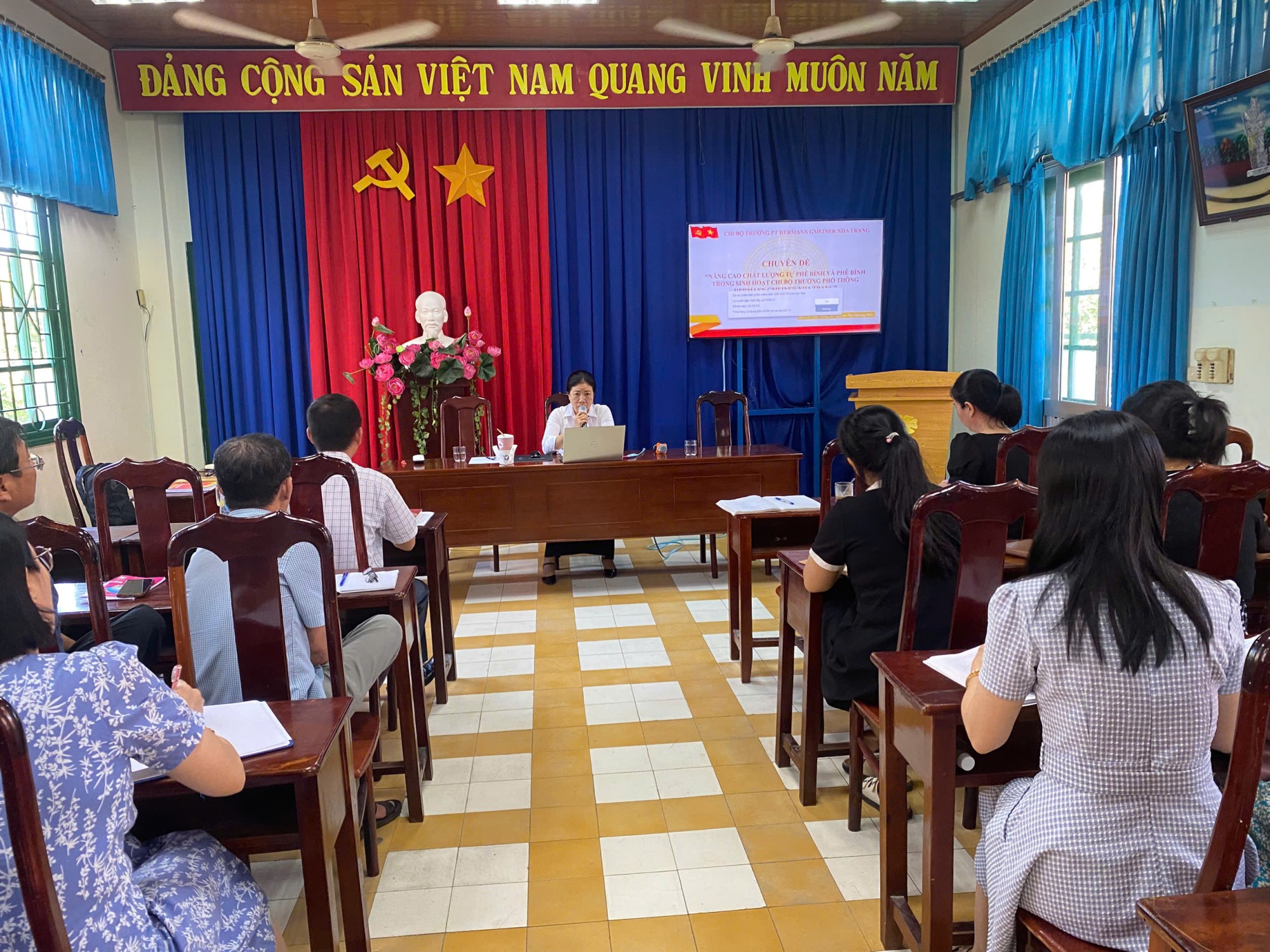 CHI BỘ TRƯỜNG PT HERMANN GMEINER NHA TRANG TỔ CHỨC SINH HOẠT CHUYÊN ĐỀ NĂM 2025